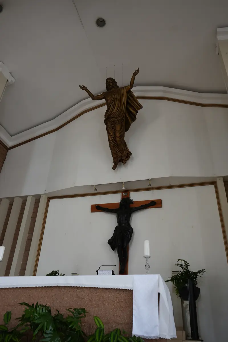 Altar del templo con el crucifijo al fondo