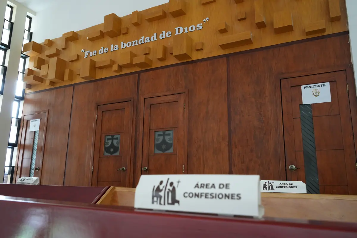 Área de confesiones del templo, bajo la frase Fíe de la bondad de Dios
