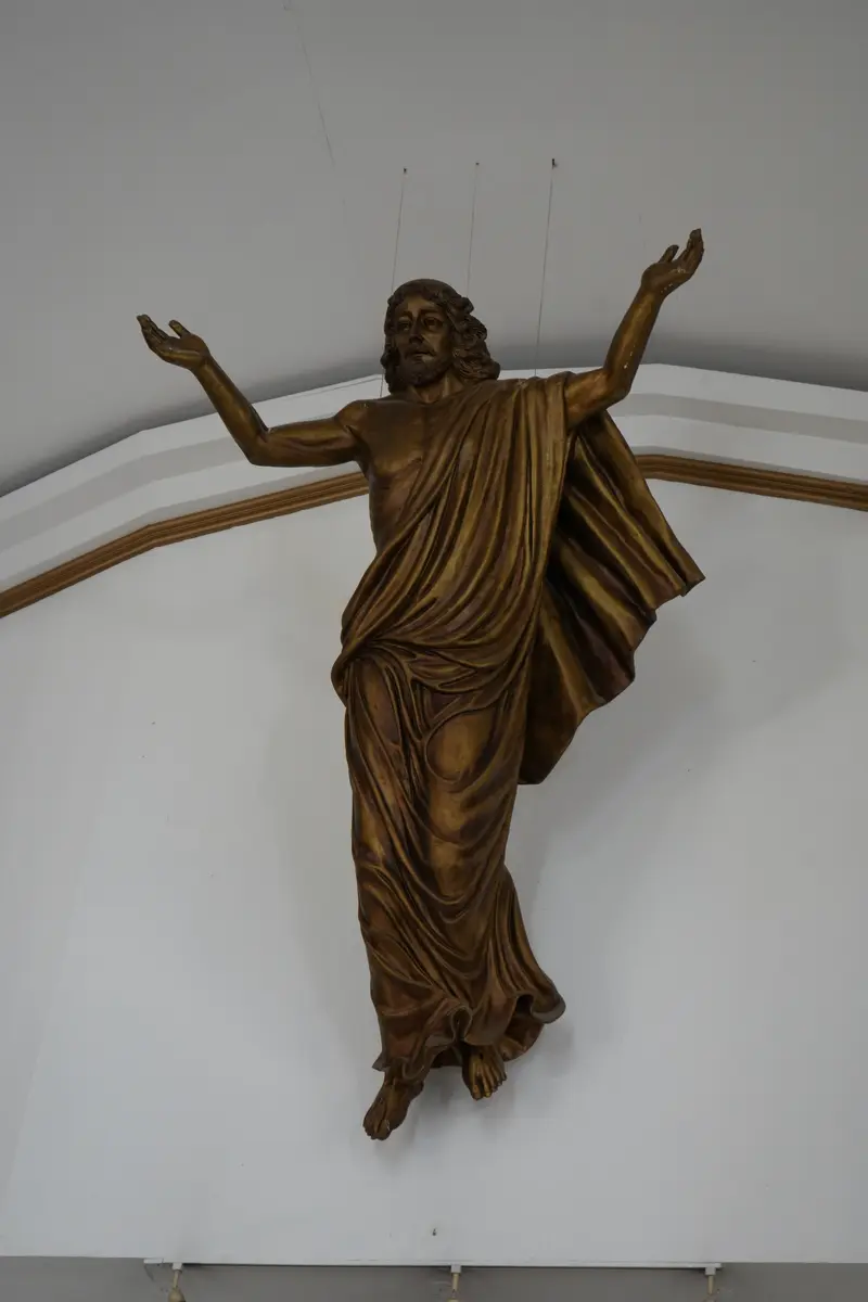 Cristo resucitado tallado en madera sobre el presbiterio del templo