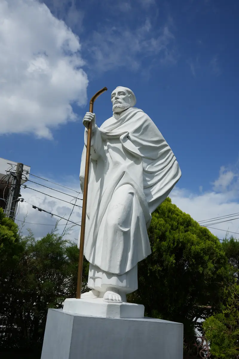 Estatua de San Juan de la Cruz en el jardín de la entrada principal