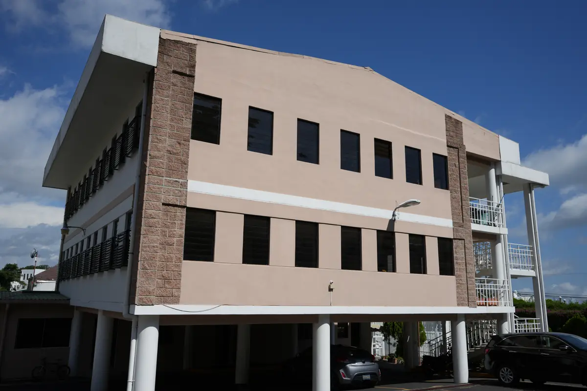 Edificio de las oficinas parroquiales de la Parroquia San Juan de la Cruz