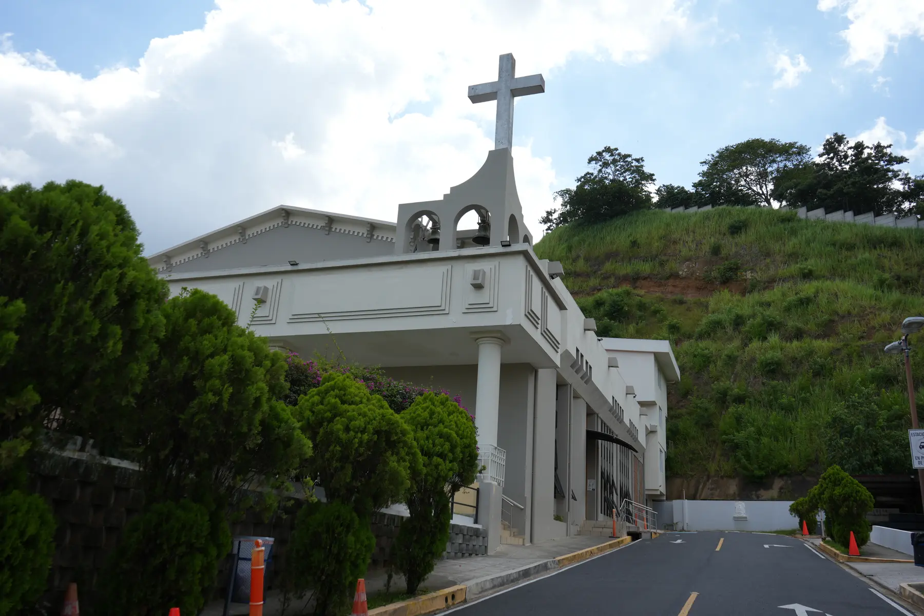 Llegada a la Parroquia San Juan de la Cruz desde la calle, en Nuevo Cuscatlán