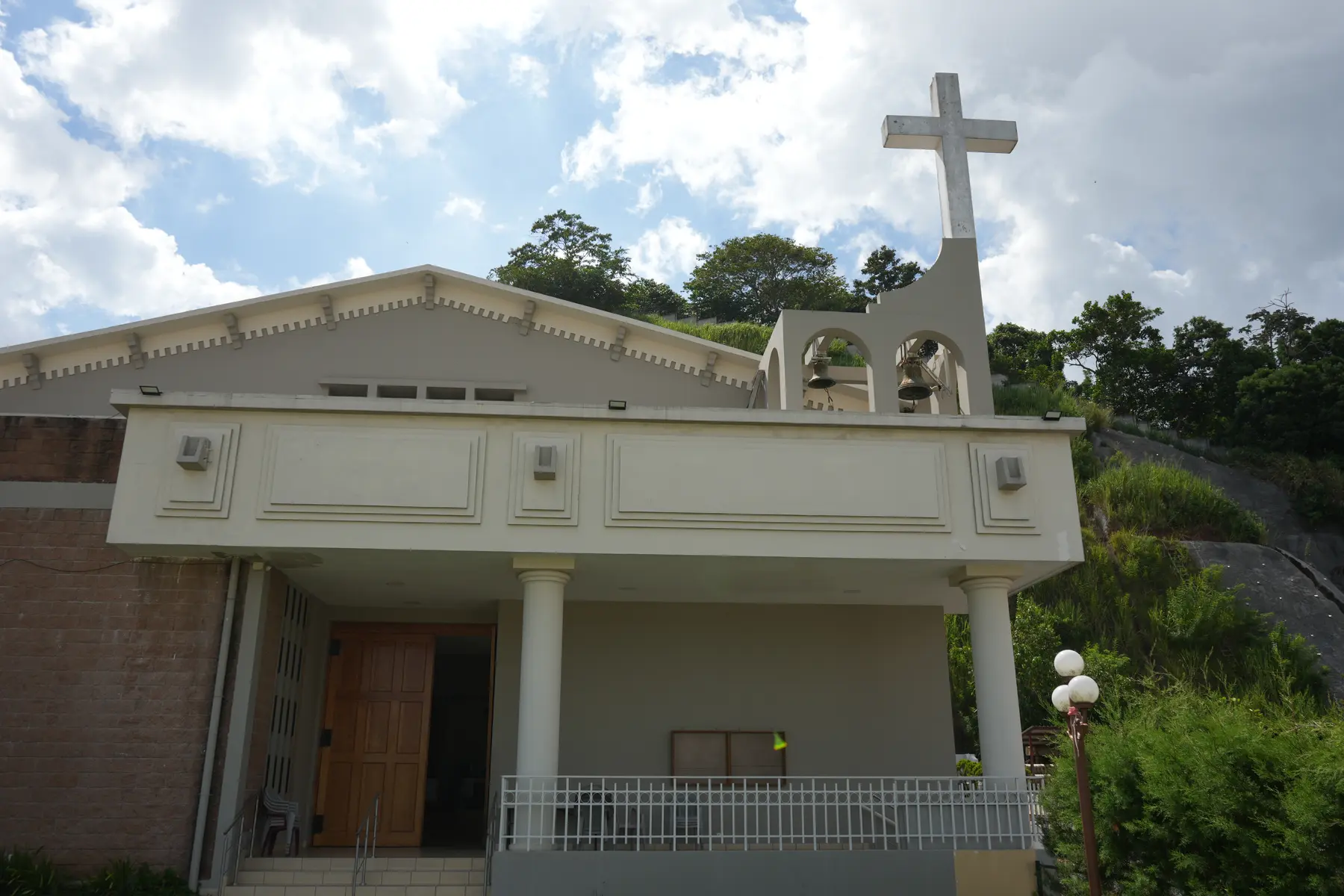 Fachada del templo de la Parroquia San Juan de la Cruz con la cruz y el campanario